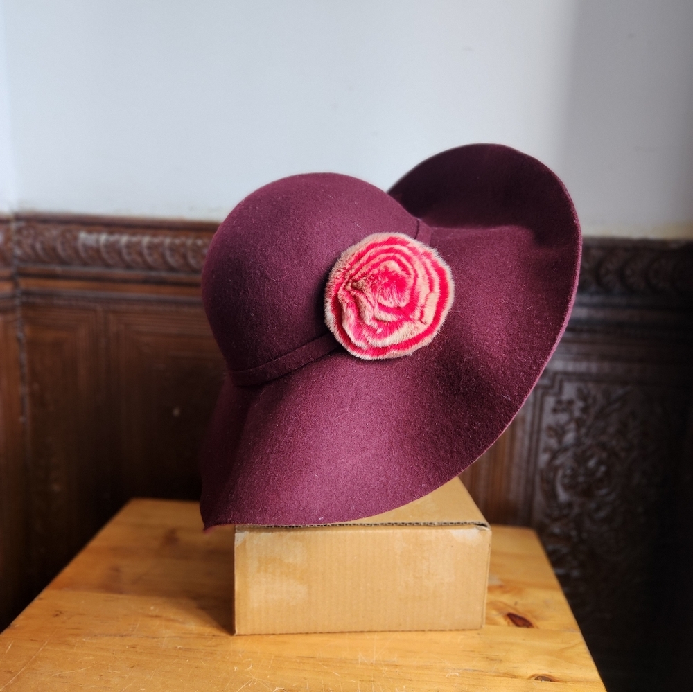 ANGELA WILLIAM Wool Burgundy Hat w/rabbit fur floret- One size